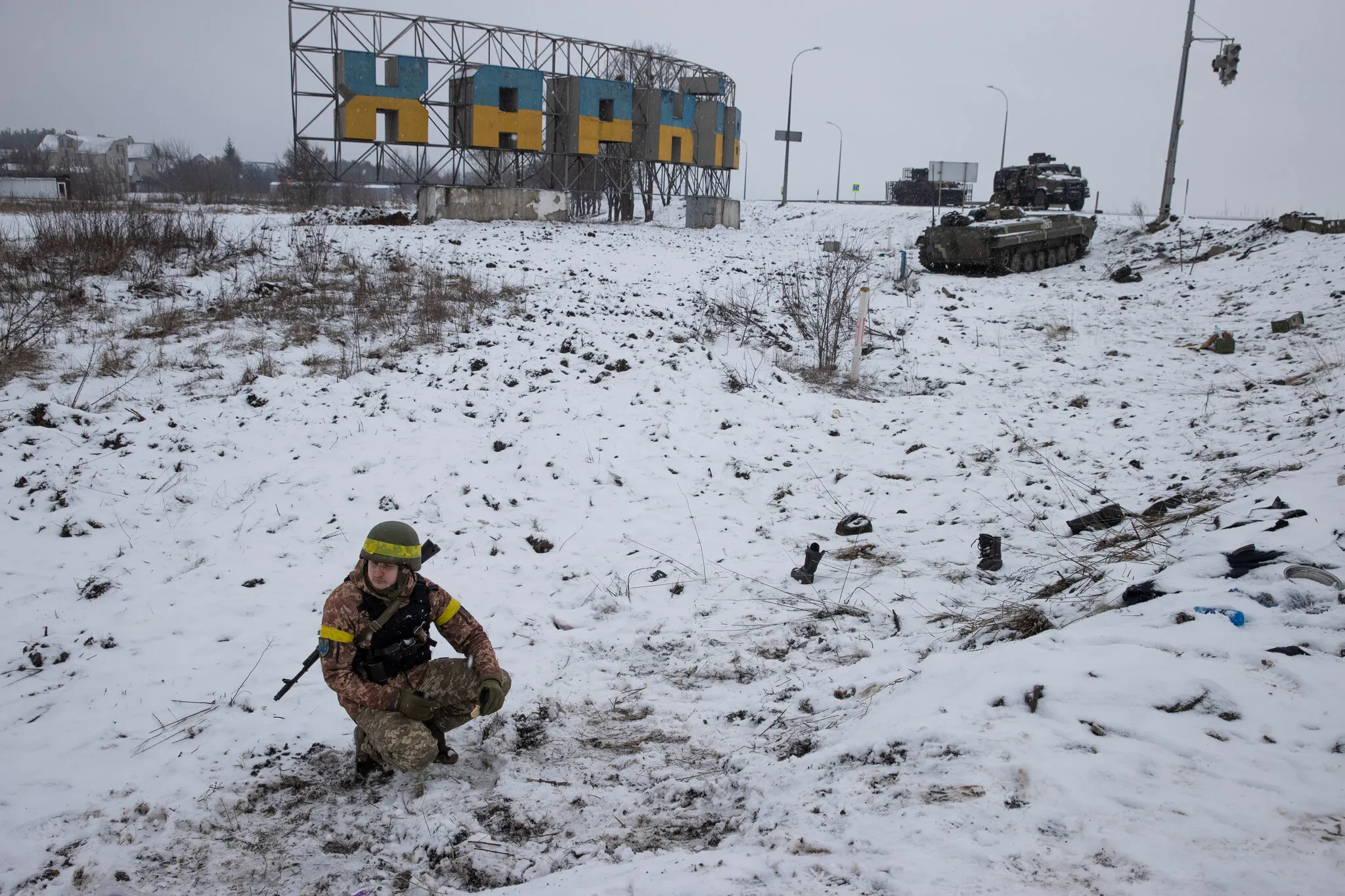 Український військовий несе вахту в Харкові 25 лютого 2022 року, наступного дня після вторгнення Росії в Україну.